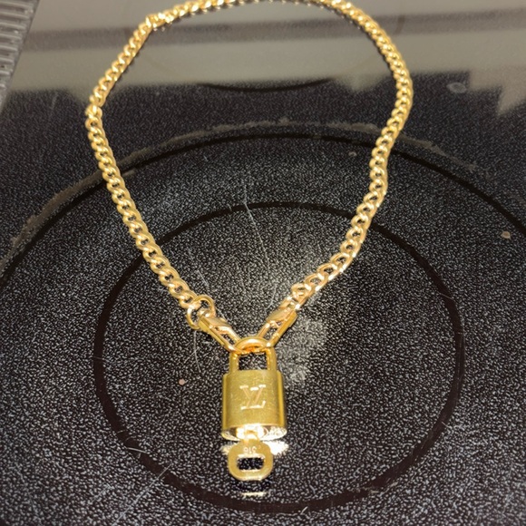 AUTHENTIC LOUIS VUITTON LOCK & KEY NECKLACE - Picture 4 of 6